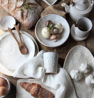 Bild av smakfullt arrangerat bord med porslin