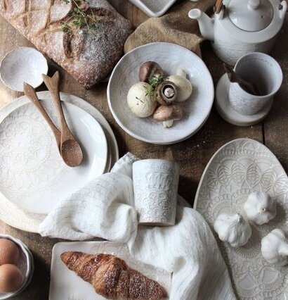 Serveringsfat Happiness Vit från Majas Cottage på rustikt bord