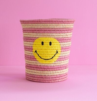 Bild av färgglad korg med raffia och smiley-design