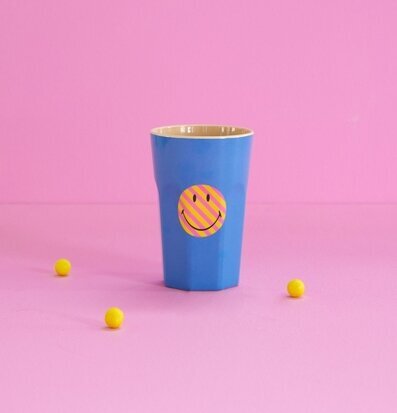 Foto av färgglad mugg med leende design och klot