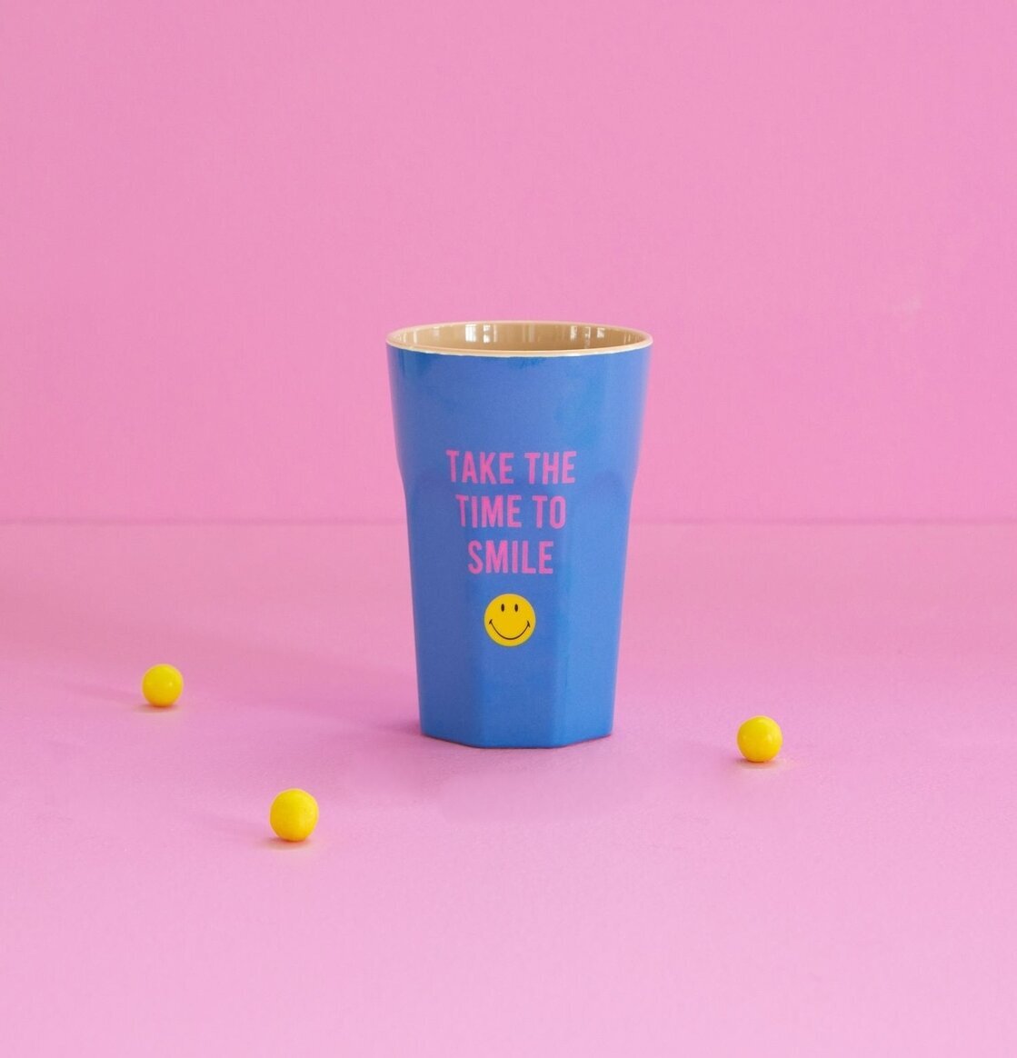 Mugg Latte Blue Smiley Print från Rice mot rosa bakgrund