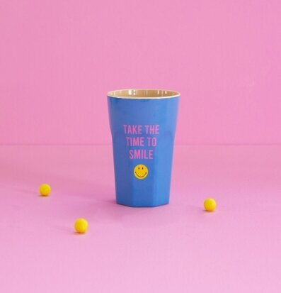 Bild på färgglad mugg med leende och positivt budskap