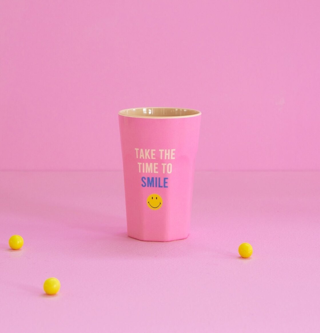 Mugg Latte Pink Smiley Print från Rice mot rosa bakgrund
