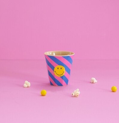 Bild av färgglad mugg med lekfullt smiley-motiv