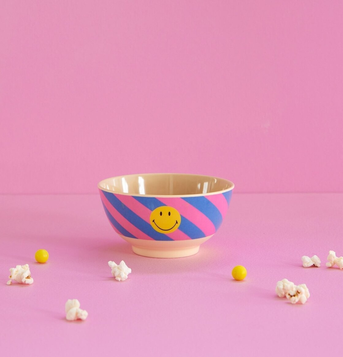 Skål Striped Smiley Print från Rice med popcorn och godis