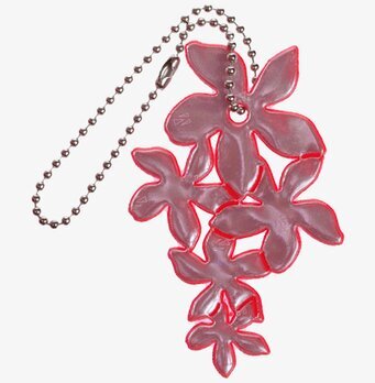 Bild av röd reflex med blommotiv och metallkedja