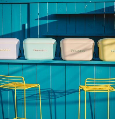 Bild av färgglada kylväskor och soliga sommardetaljer