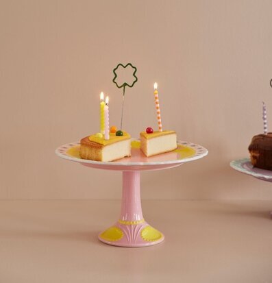 Bild av dekorativt kakfat med blommönster i rosa