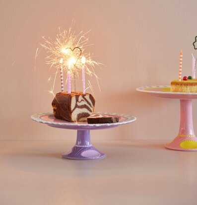 Bild av stilren uppställning av bakverk på kakfat