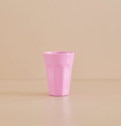 Bild: Elegant rosa mugg med unik design och struktur