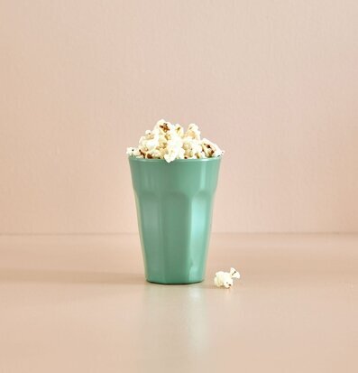 Bild av stilren mugg med popcorn i modern design