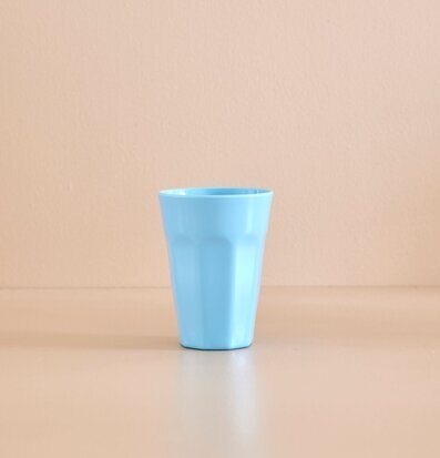 Bild av stilren ljusblå mugg i minimalistisk design