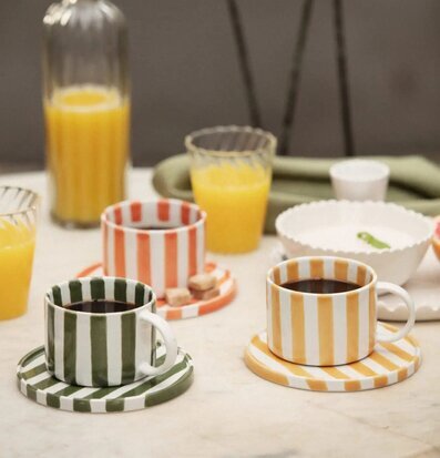 Bild av stilfulla koppar och fat med randigt mönster