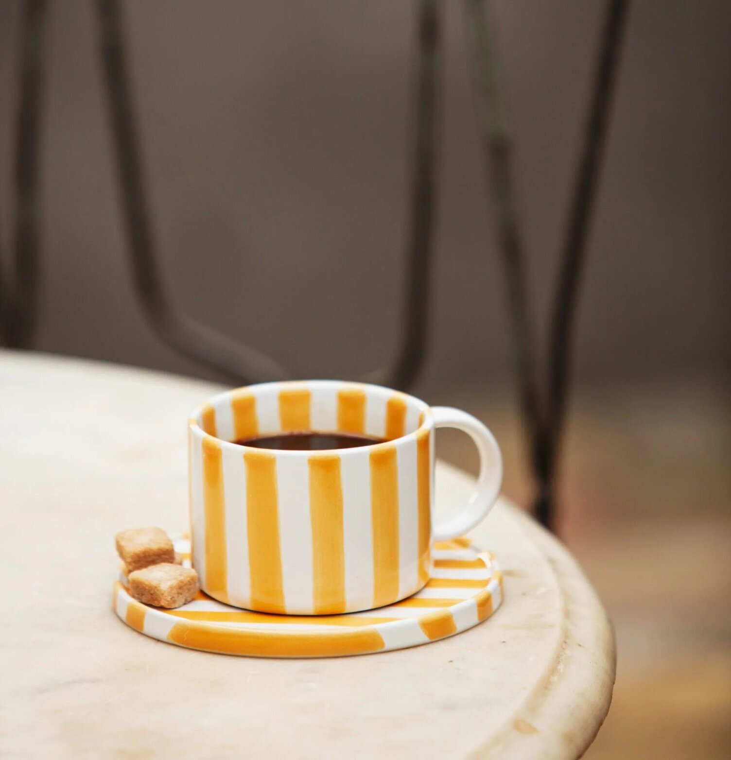 Monica Kopp Med Fat Gul från Olsson & Jensen på bord