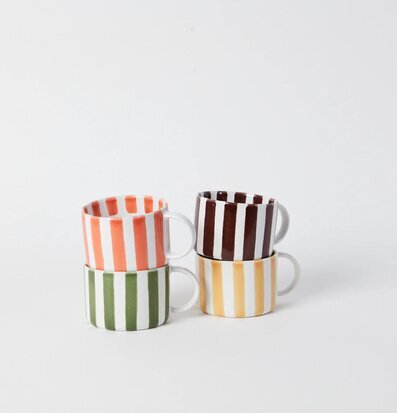 Foto av färgglada koppar med fat i harmonisk design