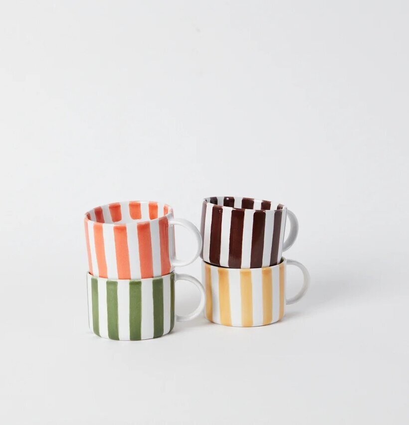 Bild av färgglada koppar med livfulla ränder