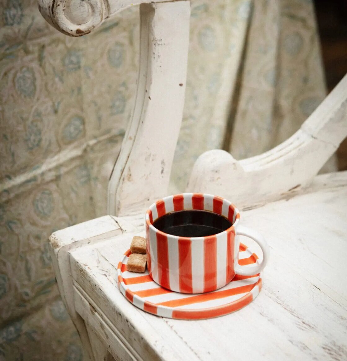 Bild av färgglad kopp på rustikt träbord med patina