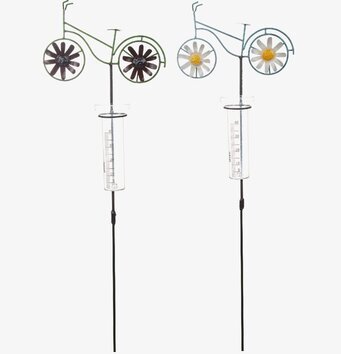 Foto av unik regnmätare med cykeldesign i trädgården