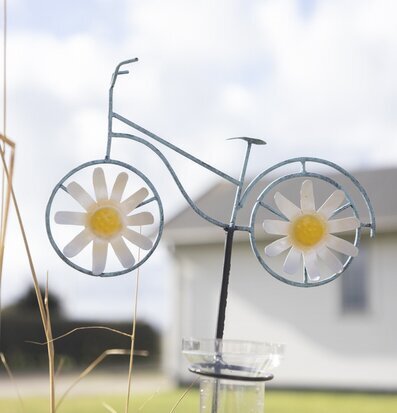 Bild av dekorativ och funktionell regnmätare i trädgård