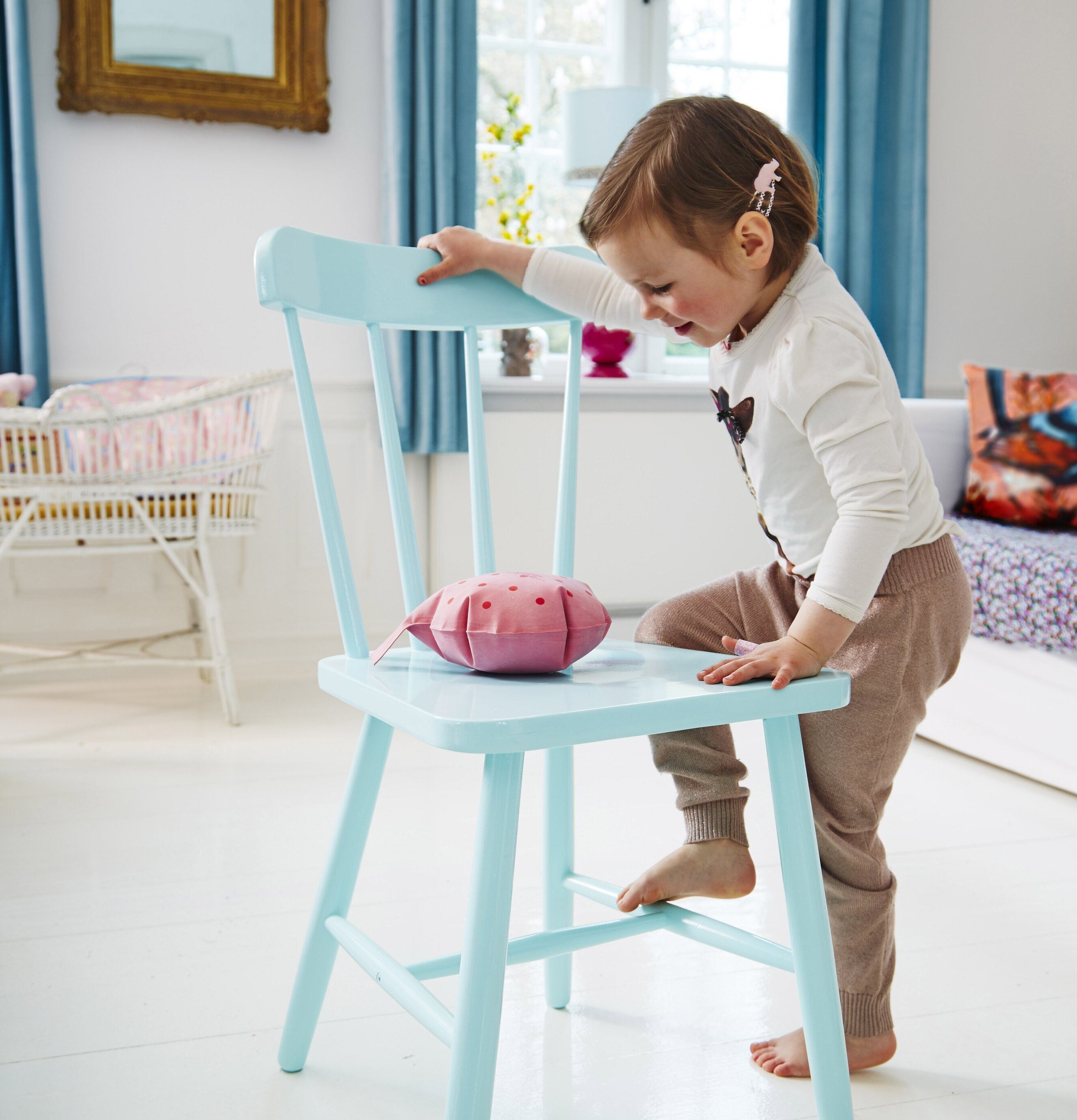 Whoopee Cushion Rosa från Rice på en ljusblå trästol
