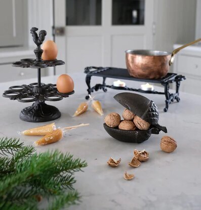 Foto av stilfullt kök med ägghållare och valnötter