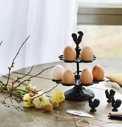 Bild av elegant ägghållare i järn med retrodesign