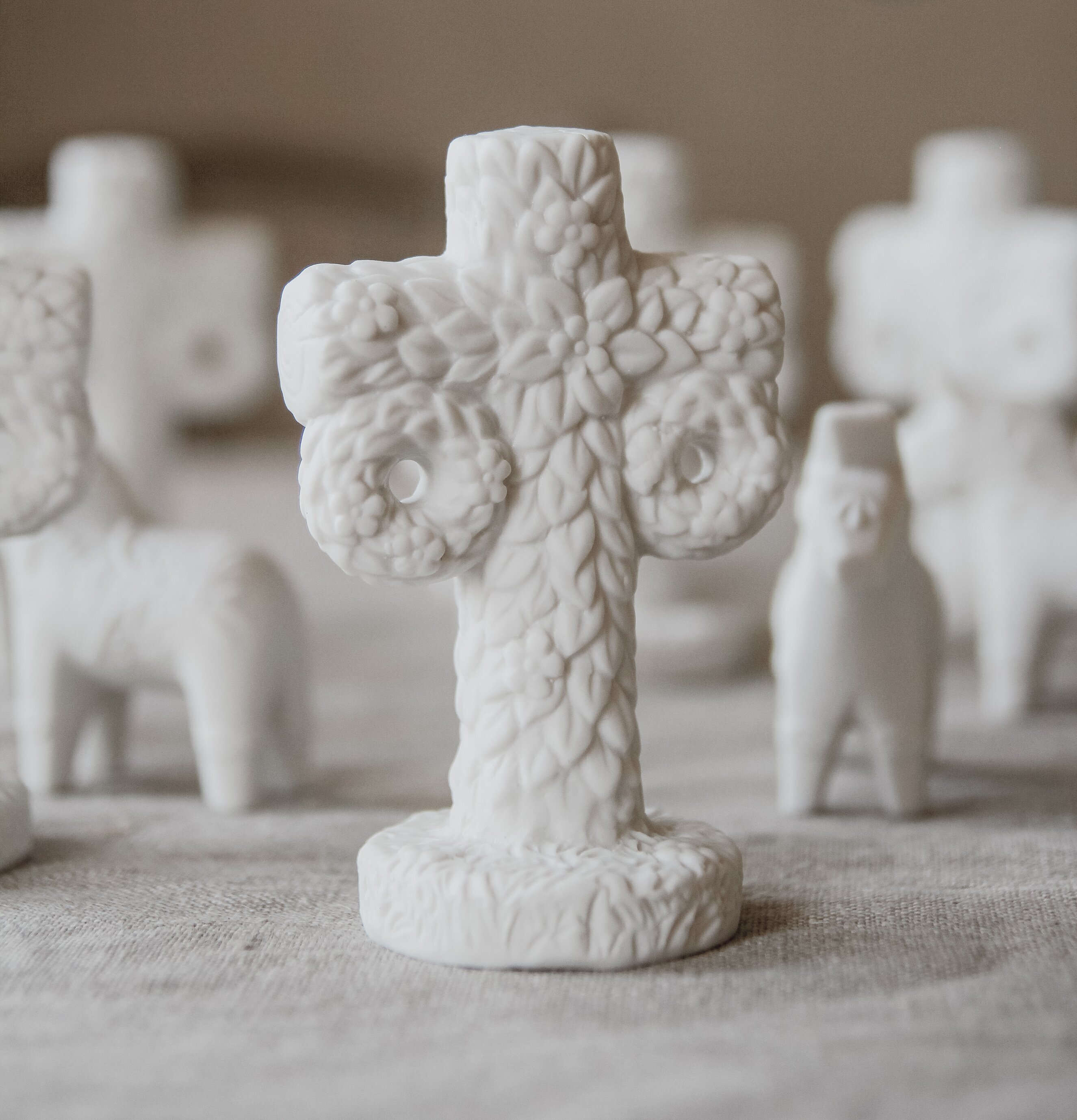 Bild av detaljerad midsommarstång med blommor och blad