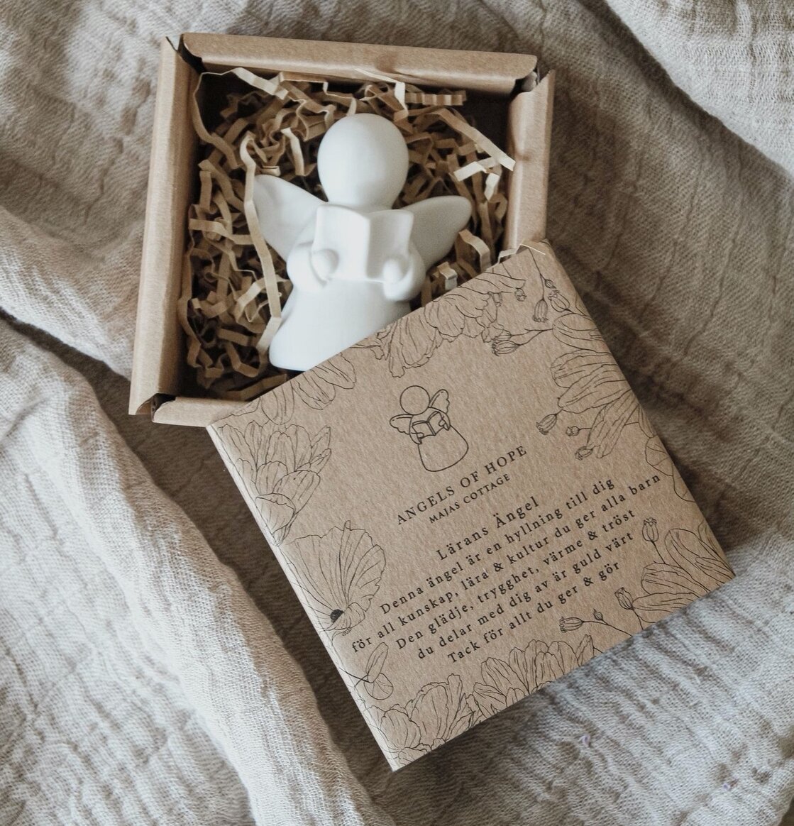 Lärans Ängel Inkl Gåvobox från Majas Cottage på linnetyg