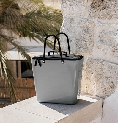 Bild av stilren kylväska i somrig utomhusmiljö