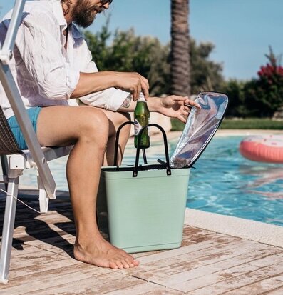 Bild av avkoppling vid poolen med somrig atmosfär