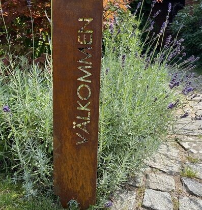 Bild av en välkomnande trädgårdsskylt i rostat järn