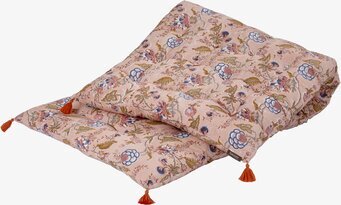 Bild av blommig madrass med bohemiska detaljer