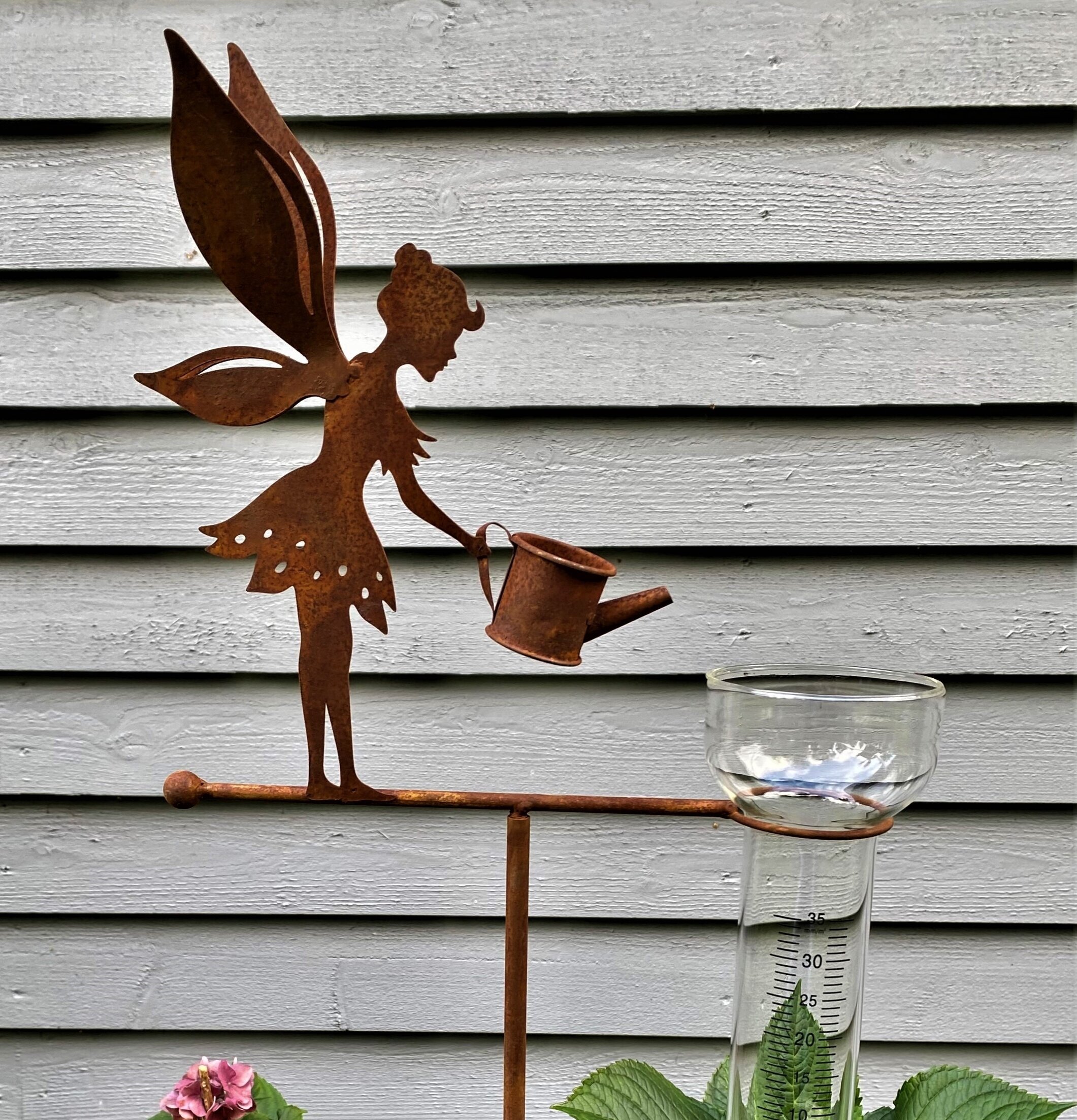 Regnmätare - Älva från Lind Decoration i trädgårdsmiljö