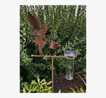 Bild av regnmätare med älva i rostbrun metall