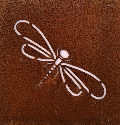 Bild av industriell skylt med sländmotiv i metall