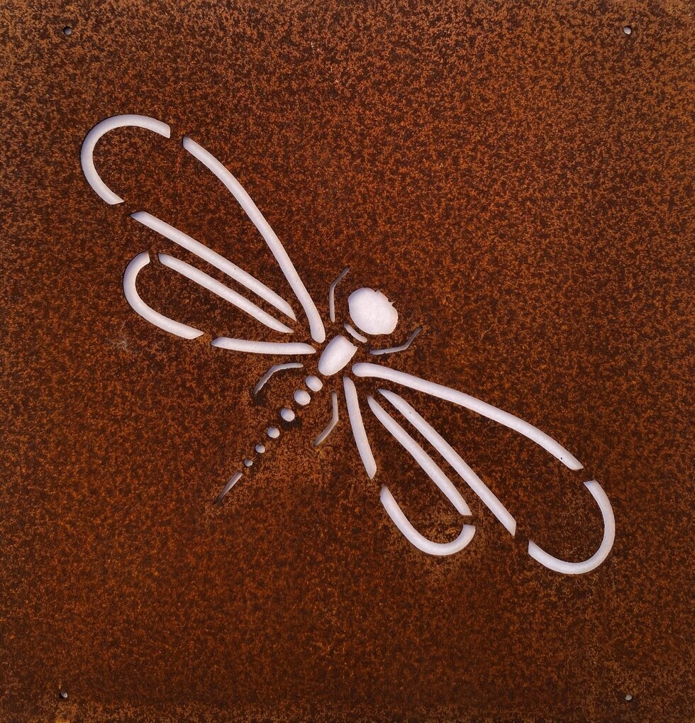 Skylt Slända (armeringsnät) från Lind Decoration, rostig