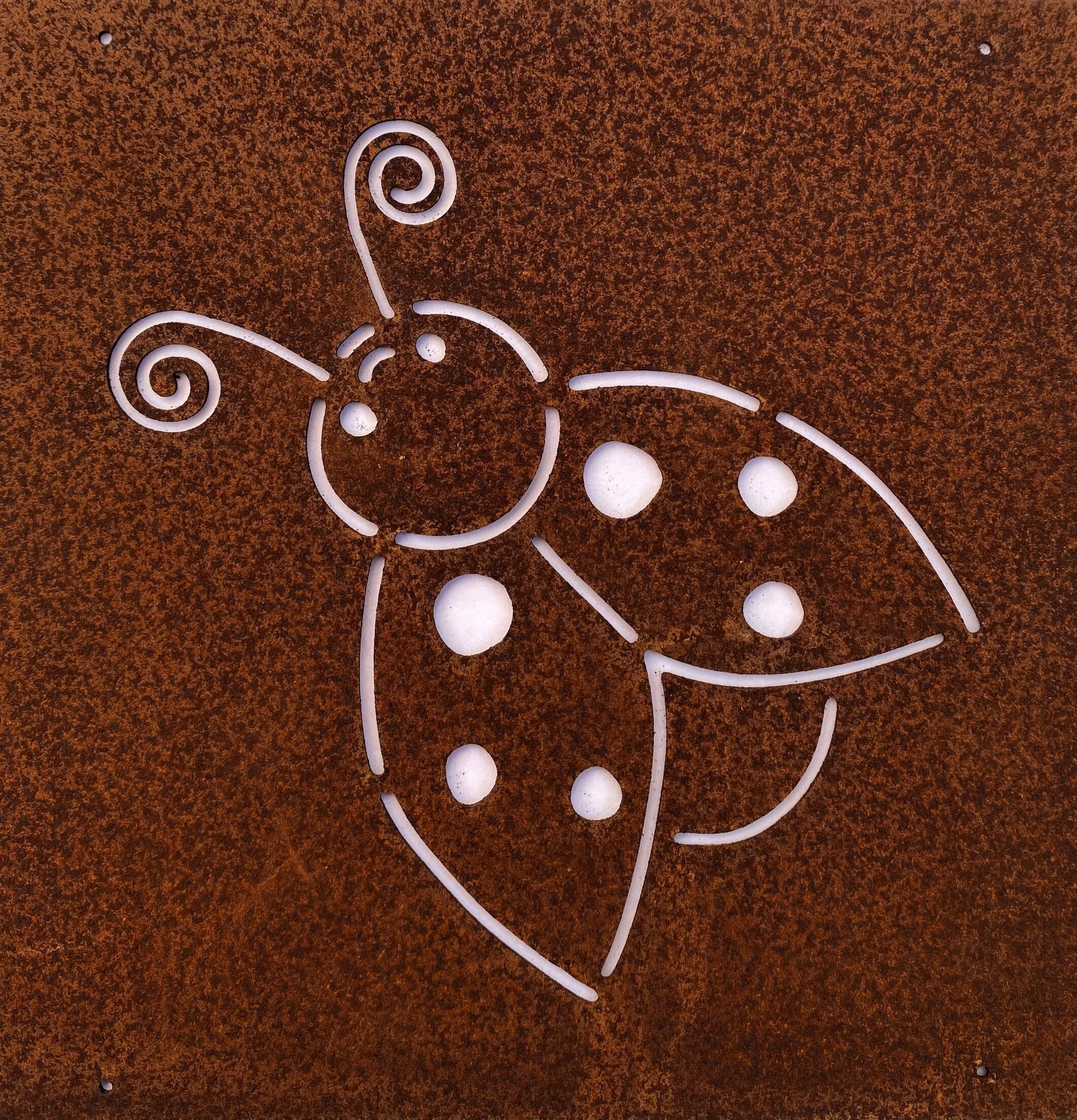 Skylt Nyckelpiga (armeringsnät) från Lind Decoration