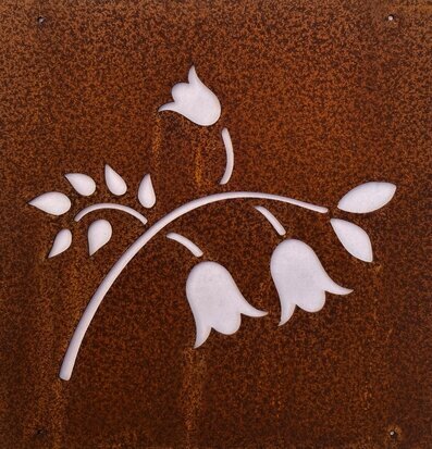 Foto av konstnärlig skylt med blåklockor i armeringsnät