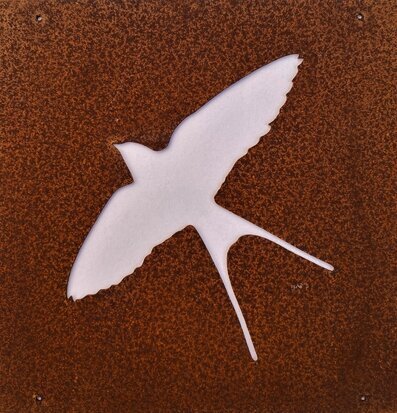 Bild av elegant skylt med svala och armeringsnät