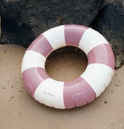 Foto av livlig badring på sandig strand med stenar