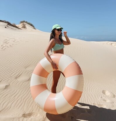 Bild av kvinna på sanddyn med stilfull badring