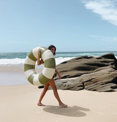 Bild av strandscen med badring i gröna nyanser