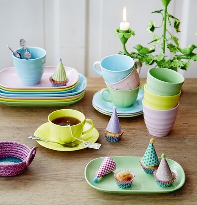 Bild av livfull dukning med pastellfärger och ljus