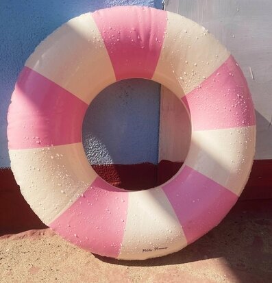 Bild av färgglad badring i somrig och lekfull atmosfär