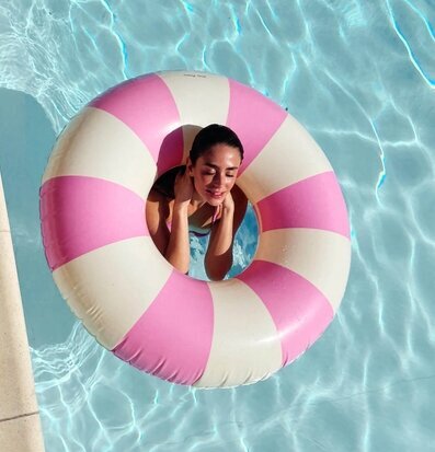 Bild av badring i pool med somrig och lugn atmosfär