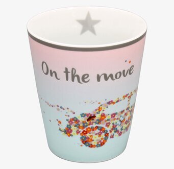 Bild av stilren mugg med blommor och text On the move