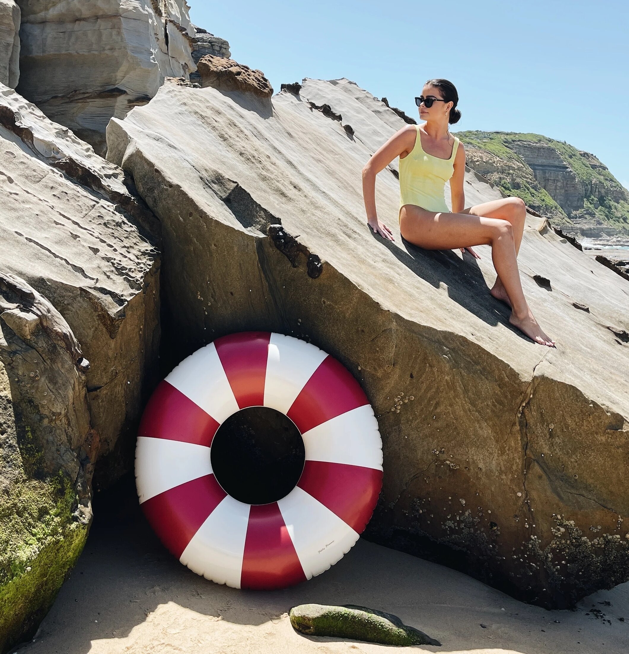 Badring Ruby Red - Petites Pommes mot klippor och sand