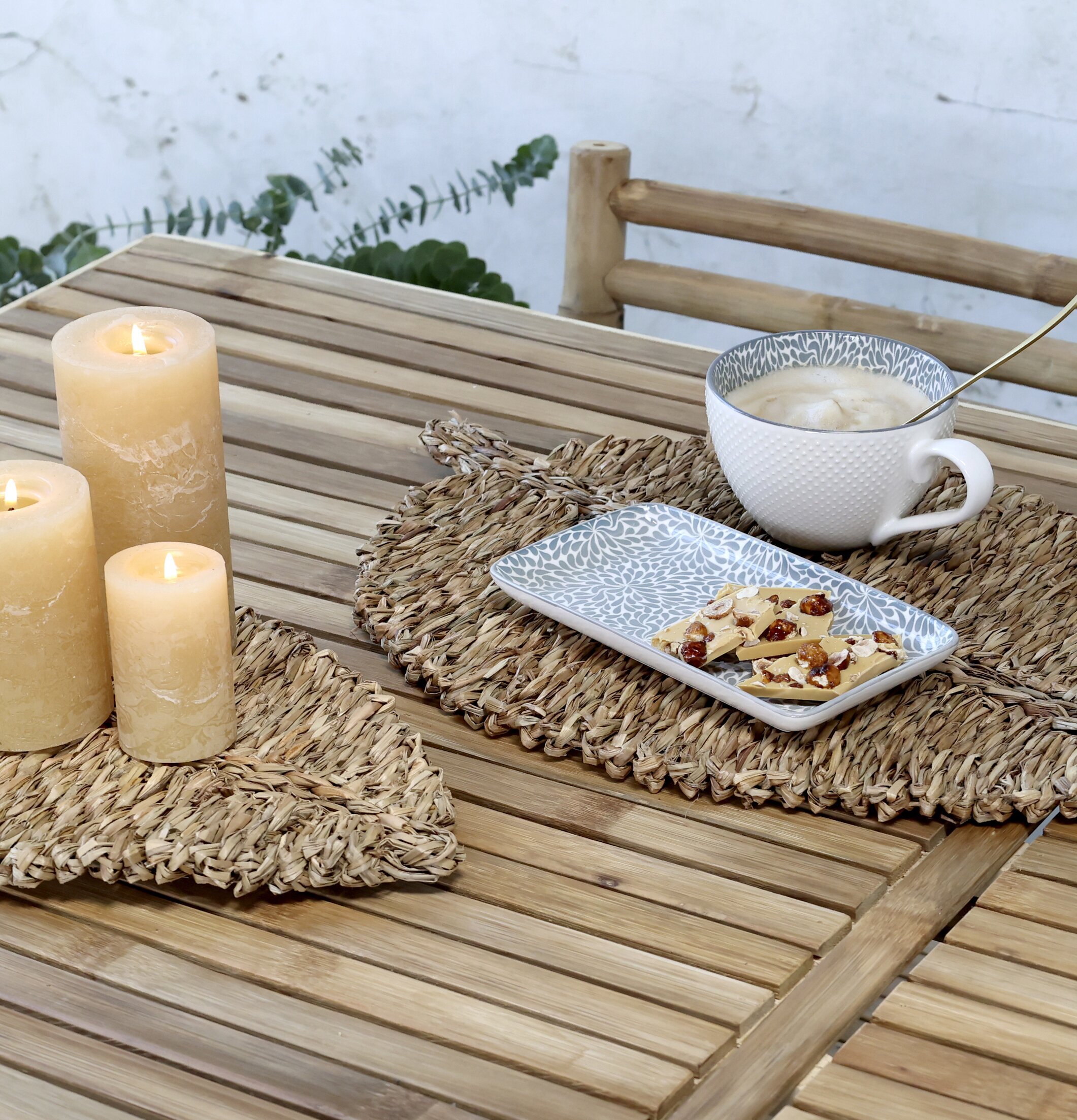 Bordstablett Blad 38cm från Chic Antique på träbord utomhus