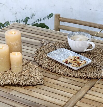 Bild av harmonisk borddukning med naturliga inslag