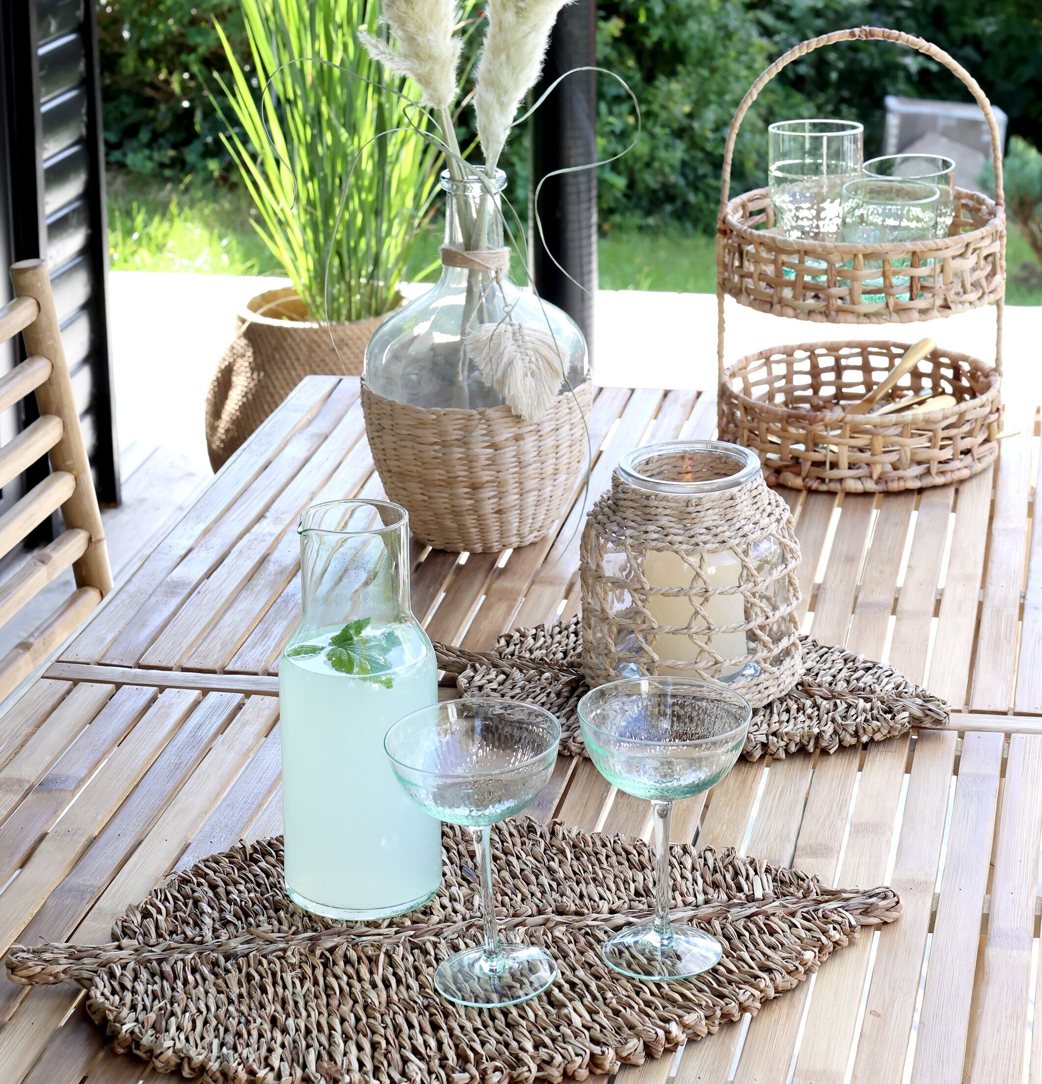 Bordstablett Blad 52cm från Chic Antique i naturnära miljö